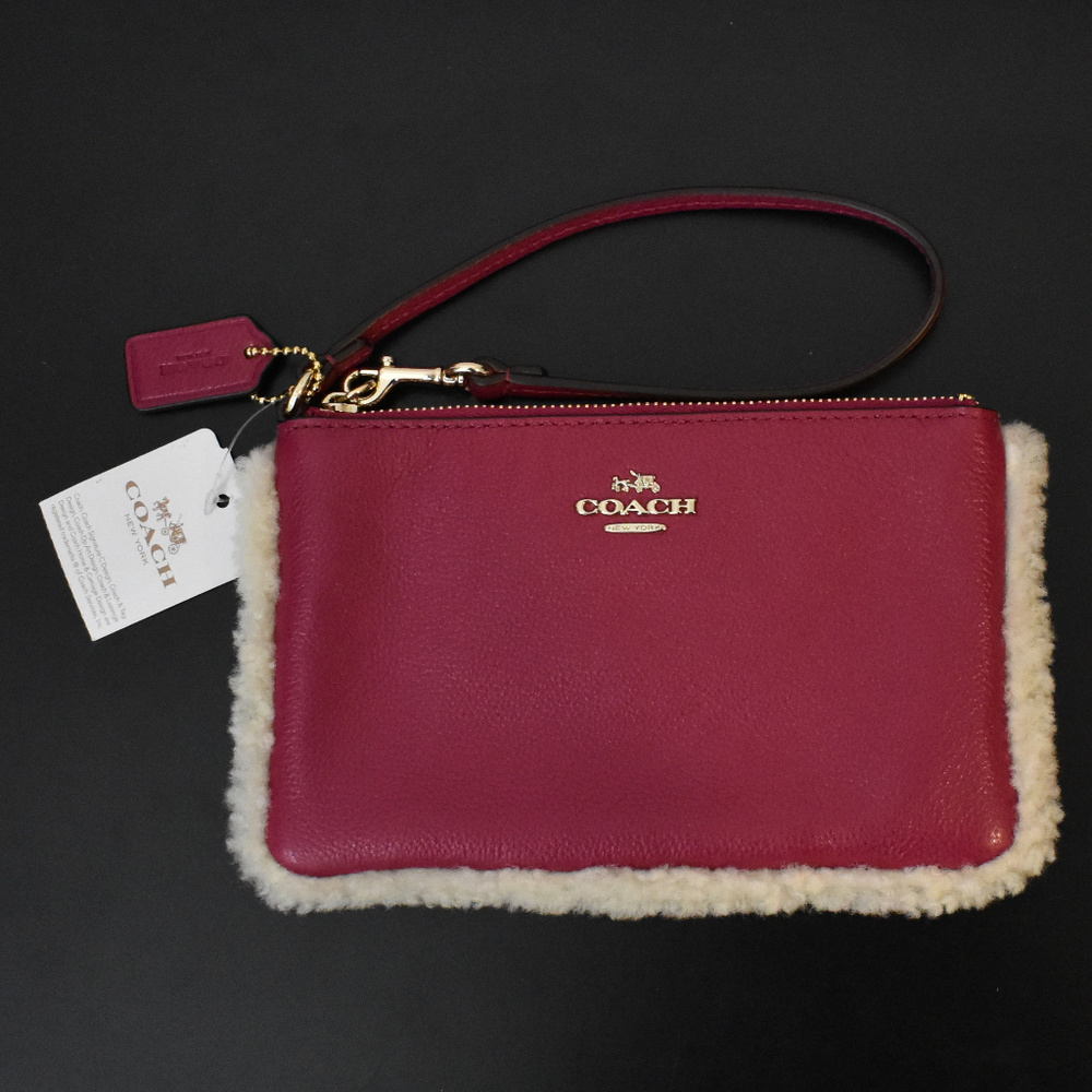 🎉Coach Pebbled Leather and Sheath Trim Wristlet